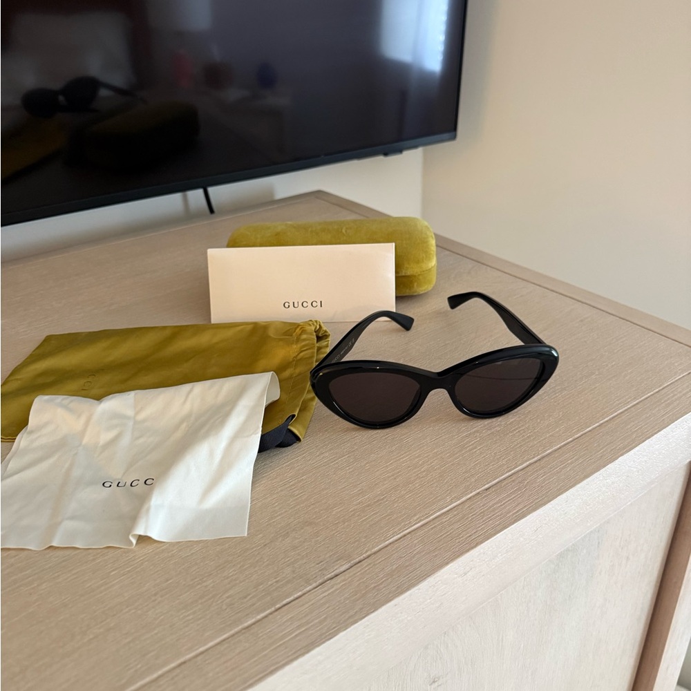 Gucci Black Cat Eye Sunglasses - Picture 2 of 8